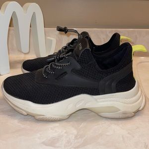 Steve Madden tennis shoes, size 9!